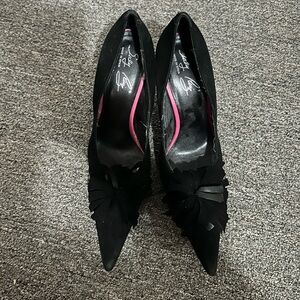 Suzy Ruiz black heels